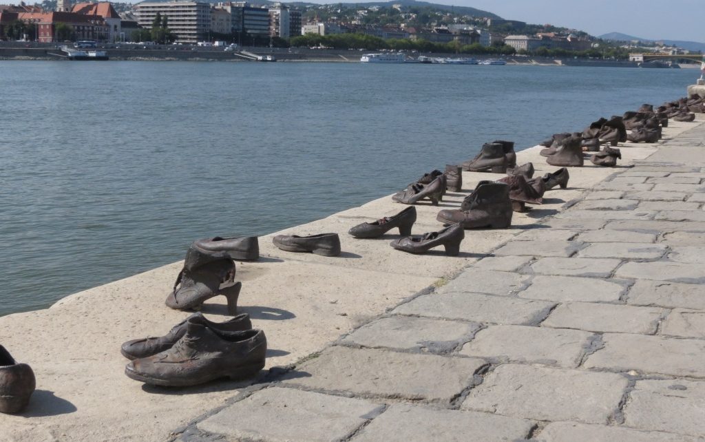 cough lifetime longitude Emocionante memorial com sapatos às margens do Danúbio