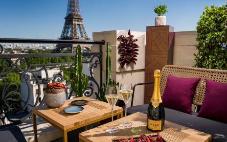 bar com vista da Torre Eiffel