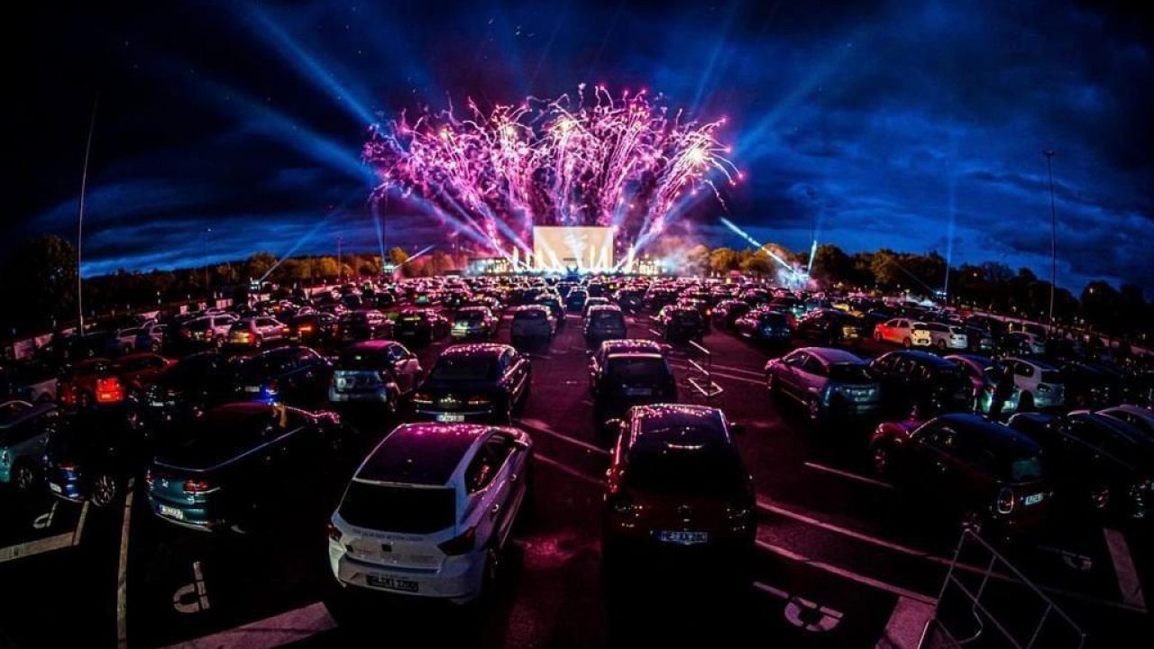 Cinemas drive-in nos EUA atraem público jovem com apelo à nostalgia e  sessões 'românticas' a céu aberto, Cinema