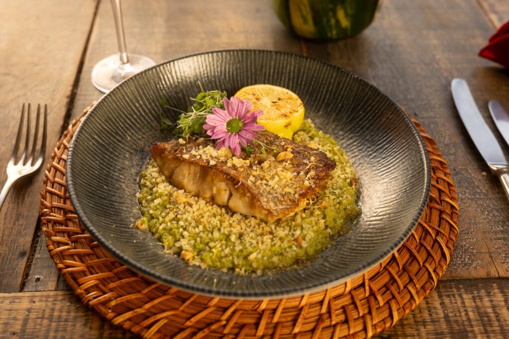 Robalo com purê de ervilhas e raspas de limão - Santa teresa